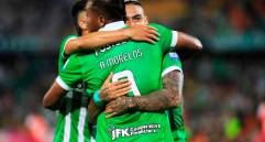 Alfredo Morelos y Cristian Arango celebran en la victoria de Atlético Nacional sobre Alianza en el Atanasio Girardot. FOTO: CAMILO SUÁREZ