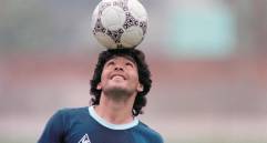 Diego Armando Maradona con el balón Azteca, el que se usó en México 86. FOTO AFP