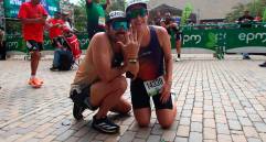 Valentina y Marco Antonio celebraron su compromiso tras cumplir con los 21 y 42k en la Maratón Medellín, que contó con 30.000 participantes en la edición 32 este 2026. FOTO CORTESÍA MARATÓN MEDELLÍN 
