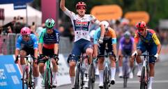 El francés Paul Magnier celebra su victoria en la primera etapa del Giro de Italia que tiene a tres corredores colombianos en el pelotón (Egan Bernal, Santiago Buitrago y Éiner Rubio). FOTO GETTY 