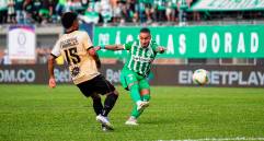Cristian Arango salió del duelo ante Águilas tras perder el conocimiento en un choque de cabezas con el defensor Diego Hernández. FOTO COLPRENSA 