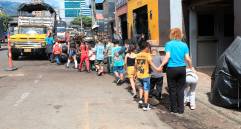 Mateo y otros niños y niñas son protegidos por la fundación en la jornada contraria a la escolar. Hacen actividades pedagógicas, recreativas y culturales en distintos espacios. FOTO Esneyder Gutiérrez