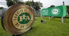 Los tres nuevos integrantes llegarán a darle un perfil más técnico y empresarial a la Fábrica de Licores dee Antioquia. Foto: Jaime Pérez Munévar