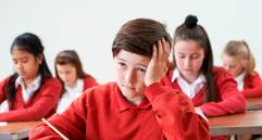 El aumento del estrés y la ansiedad en las aulas está afectando la concentración, la motivación y el bienestar emocional de miles de estudiantes en Colombia, según UNICEF y especialistas en salud mental escolar. FOTO Depositphotos