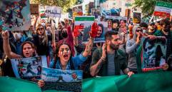 Manifestantes en Irán sosteniendo pancartas y expresando su opinión en octubre de 2022. Foto: EFE.