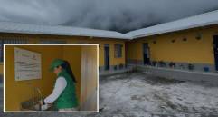 Adelante, uno de los dispositivos instalados. Atrás, uno de los colegios beneficiados en Liborina. FOTO: Cortesía