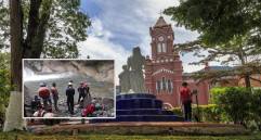 Adelante, el lugar de la tragedia. Atrás, parque principal de San Carlos. Foto: Andrés Camilo Suárez Echeverry e imagen tomada de redes.