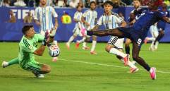 Tras sufrir dos golazos de Cabo Verde, el arquero argentino apareció en el final del segundo tiempo suplementario para salvar el resultado del equipo argentino y pasar a octavos de final. FOTO: Getty