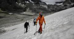 Los aprendices de montañismo practican caminar por empinadas laderas nevadas. FOTO: AFP. 