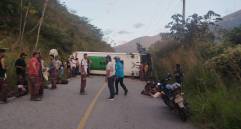 Así quedó el bus accidentado cerca del sector El Bombillo d la vía que lleva a Ituango. FOTO: Tomada de redes sociales