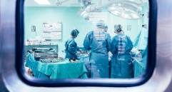 Las enfermeras relataron a la policía numerosos comportamientos extraños e indebidos que les sorprendieron durante la operación a una paciente por parte del médico cirujano. FOTO: Getty