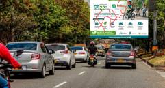 Adelante, el aviso falso que estaría circulando en redes. Atrás, una de las vías del a ciudad. Foto: Andrés Camilo Suárez Echeverry