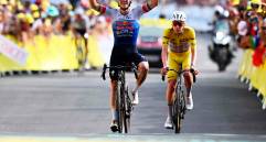 Remco Evenepoel y Tadej Pogacar (amarillo) tendrán este martes otro duelo en el Tour de Francia, esta vez en la contrarreloj individual. El favoritismo es para Remco, especialista en este tipo de pruebas. FOTO: GETTY 