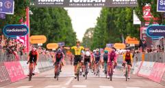 La imagen de la llegada y el festejo de Olav Kooij tras imponerse en la etapa 12 del Giro. FOTO @giroditalia