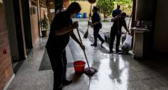 Imagen de referencia de personal de aseo realizando su invaluable labor en uno de los colegios del departamento. Foto: Julio César Herrera Echeverri.