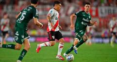 Juan Fernando Quintero ingresó al campo a los 77 minutos y puso el pase gol para el segundo tanto de River Plate en su visita a Estudiantes de Río Cuarto. FOTO TOMADA X@RiverPlate