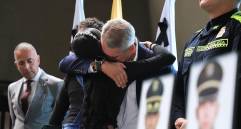 El gobernador Andrés Julián Rendón rompió el llanto al abrazar a la hija, menor de edad, de uno de los policías asesinados la semana pasada en un ataque con dron en el Nordeste antioqueño. FOTO: CORTESÍA GOBERNACIÓN.