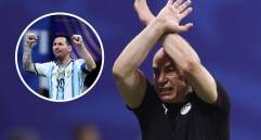 Lejos de ser un desplante, el estratega ejecutaba el estricto código visual aprobado por la Fifa para alertar sobre insultos discriminatorios en la cancha. FOTO: AFP