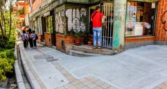 El barrio Bostón, en La Candelaria, es uno de los priorizados en las obras de construcción de andenes, pero las personas con discapacidad ven con preocupación que no los van a poder usar. FOTO el colombiano