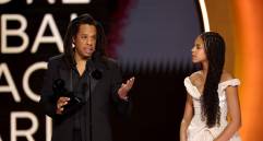 El artista recibió el Dr. Dre Global Impact Award y en su discurso se despachó contra los Grammy; en el escenario estuvo acompañado de su hija Blue Ivy Carter. Foto: Getty