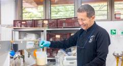 Además de las patentes internacionales este desarrollo para recubrir sólidos insolubles cuenta con la patente en Colombia desde el 2023. FOTO Dirección de Comunicaciones UdeA 