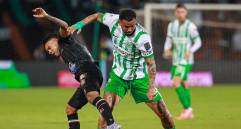 Imagen de uno de los últimos encuentros entre Nacional y Once Caldas, en la que aparece Edwin Cardona. FOTO MANUEL SALDARRIAGA