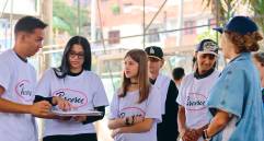 María Yecenia Noreña Estrada (Abajo) es una de las embajadoras más conocidas del programa Parceros que busca salvar vidas de jóvenes. FOTO JULIO CÉSAR HERRERA