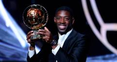 El extremo francés Ousmane Dembelé ganó el primer Balón de Oro de su carrera deportiva. FOTO: AFP