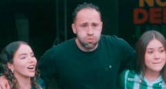 David Ospina emocionado saliendo a su despedida acompañado de su hija y familia. FOTO: Captura de vídeo