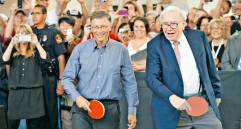 Bill Gates y Warren Buffett hacen parte de la iniciativa en la que millonarios donan sus fortunas a causas benéficas. Aquí juegan una partida de tenis de mesa en un evento anual en mayo de 2012. FOTO getty