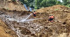 Organismos de socorro continúan las labores de búsqueda en la vereda Granizal, en Bello, tras el deslizamiento de tierra que ha dejado 25 muertos y cinco desaparecidos. Cortesía, Alcaldía de Bello, Antioquia. 