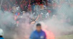 Los aficionados invadieron el campo del Atanasio Girardot generando pánico y destrucción. FOTO EL COLOMBIANO 