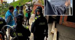 Adelante, una de las construcciones sancionadas. Atrás, funcionarios durante una de las visitas a la zona.FOTO: Cortesía Alcaldía de Medellín