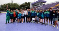 Federico Gutiérrez mostró este viernes el avance de las obras de renovación del Estadio Alfonso Galvis de atletismo acompañado por deportistas que hacen parte del Inder. FOTO JULIO CÉSAR HERRERA