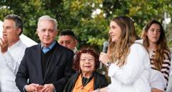 La candidata estuvo en tarima junto a Aníbal Gaviria, Álvaro Uribe y la comunidad de adultos mayores del municipio. Foto: Cortesía.