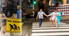 Durante los últimos años, en las calles ciudadanos han protestado por los impactos del auge turístico de Medellín pegando stickers y pancartas. FOTO: Camilo Suárez 