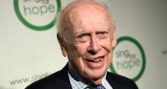 Su legado se vio empañado en años posteriores después de que fuera noticia por polémicos comentarios racistas, sexistas y homófobos que menospreciaban a varios grupos de personas. FOTO: AFP