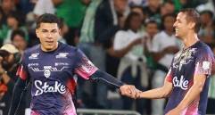 Emilio Aristizábal celebra con Andrés Ricaurte uno de sus goles con Fortaleza, el semestre pasado. FOTO MANUEL SALDARRIAGA