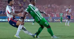 Este fue el momento del pisotón de Daniel Rivera sobre Alfredo Morelos. FOTO IMAGEN TOMADA DE LA TRANSMISIÓN DE WIN SPORTS+