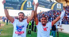 Roberto Lopes (izquierda), nacido en Irlanda, y Deroy Duarte, natural de Países Bajos, celebran la clasificación al Mundial. foTO getty