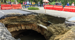 Así se veía el “cráter” de la avenida El Poblado antes de ser tapado. FOTO Camilo Suárez. 