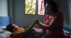 Una mujer cuida de un paciente en su casa. Foto: EL COLOMBIANO