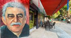 Turistas recorren las calles de Aracataca, inspiradas en el universo de Cien años de soledad, con murales y referencias a la obra de Gabriel García Márquez. FOTOS Colprensa