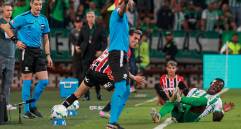 Esta fue una de las jugadas más aparatosas que tuvo el partido y en la que Marino Hinestroza no cayó bien. FOTO MANUEL SALDARRIAGA