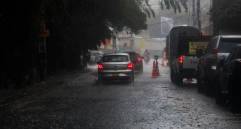 Equipos de emergencia atienden deslizamientos en San Antonio de Prado tras intensas lluvias y caída de granizo. FOTO EL COLOMBIANO. 
