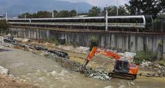 Una de las intervenciones en los puntos críticos del río Medellín a la altura de la estación Ayurá del metro. FOTO Manuel Saldarriaga Quintero.
