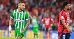 La imagen refleja las dos caras de la moneda tras el clásico: la alegría de Cristian “Chicho” Arango y la frustración y tristeza de Frank Fabra. Ambos expresan los sentimientos de la afición. FOTO manuel saldarriaga