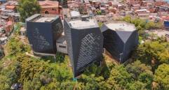 Así luce el renovado Parque Biblioteca Santo Domingo Savio, en el nororiente de la ciudad, que abrió sus puertas tras 11 años. FOTO Alcaldía de Medellín.