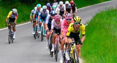 Simon Yates se prepara ahora para defender a su líder Jonas Vingegaard en el Tour de Francia, donde parte como favorito el esloveno Tadej Pogacar, quien tiene ahora 26 años de edad. FOTO: Getty
