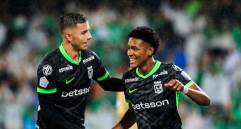 Matías Lozano celebra con Simón García su primer gol como profesional con Atlético Nacional en la Liga Betplay. FOTO CAMILO SUÁREZ 